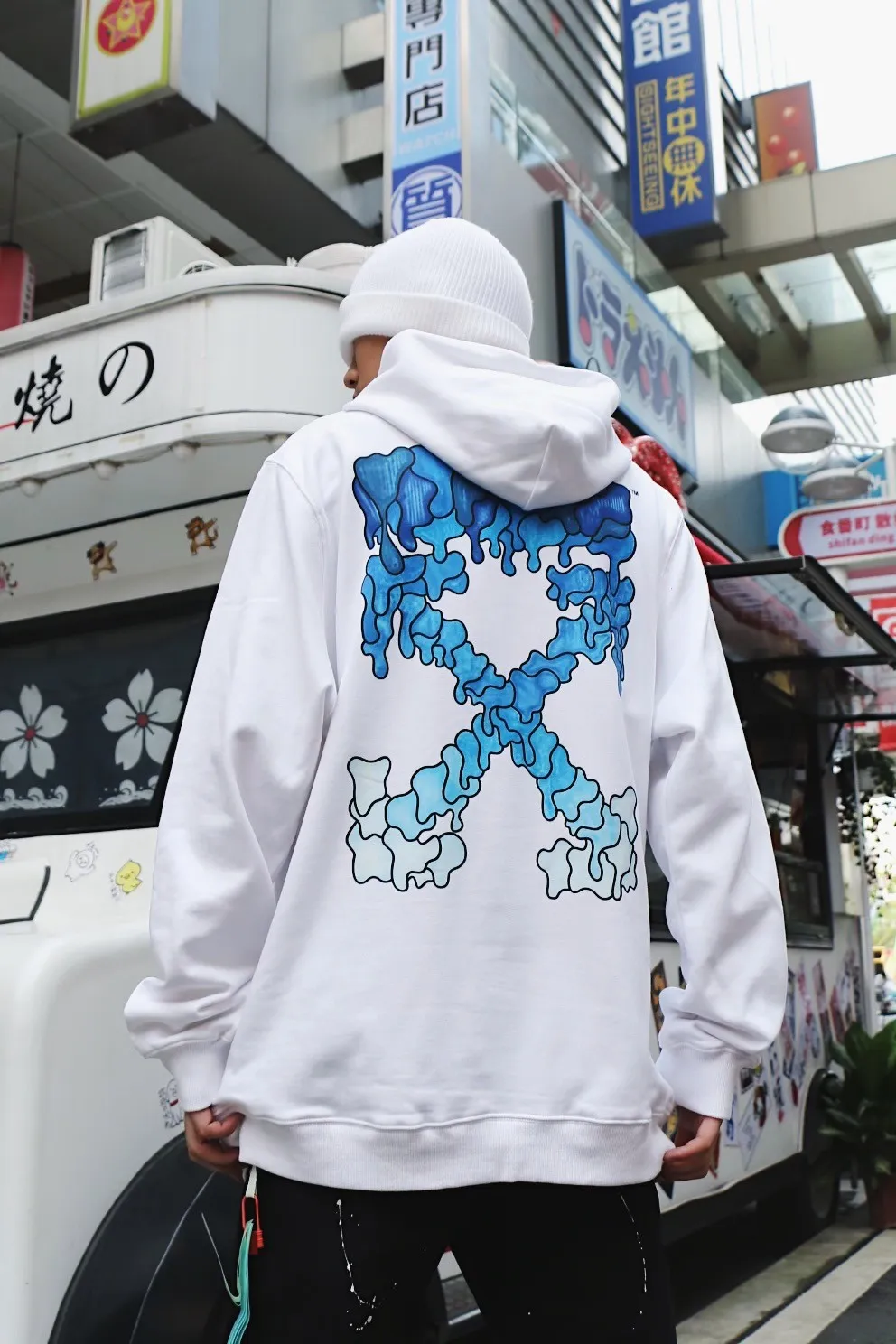 ♻️💯Upper body reference model picture♥️ Top tested version official website new OFF-WHITE water droplet dissolving blue ice cream hoodie pullover sweatshirt Graffiti arrow series European niche culture high street versatile inkjet graffiti water drop arrow💧hot melt gradient effect! The printing adopts the imported glue hot stamping process. The printing has an overlapping and melting texture, creating a three-dimensional and dynamic effect. After high temperature and heat fixation, the firmness is very high, so there is no need to worry about the printing fading and falling off easily! The fabric is made of custom-woven and dyed pure cotton twill terry that has been pre-shrunk by washing and treated to prevent pilling. The collar is made of thick threads and is elastic. The collar will not deform even after repeated cleaning for a long time!   Complete range of PB packaging bags with wash water label tags and comparison support! 🚩Wall crack recommendation is different from the market currency! A full set of customized accessories! Strict quality control! ZP-purchasing agent of the same level! It’s extremely difficult to reproduce, so don’t be afraid of any comparison! Give it away and keep it for yourself💕 The fabric is made of 480g large fish scale pure cotton terry fabric, which is full of drape and is a big release. Color: black and white Size: XS-L P:390